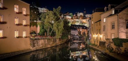 vieille ville Luxembourg éclairée la nuit