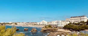 Paris - Biarritz : ville côtière pittoresque, ciel bleu.