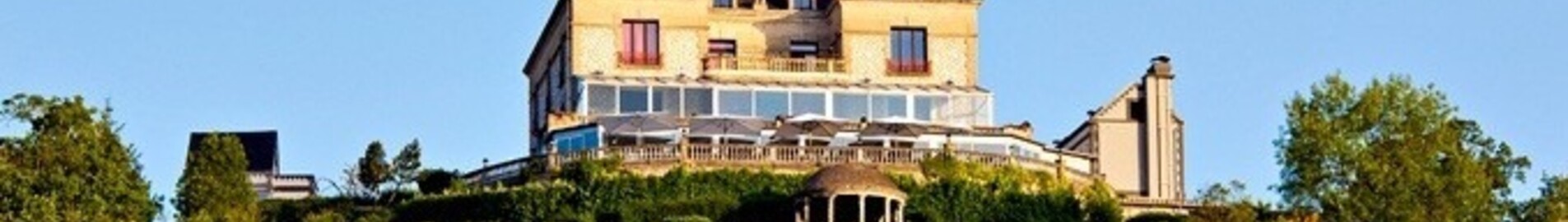 **Domaine de la Corniche:** Maison sur colline, hélicoptère, gazebo.