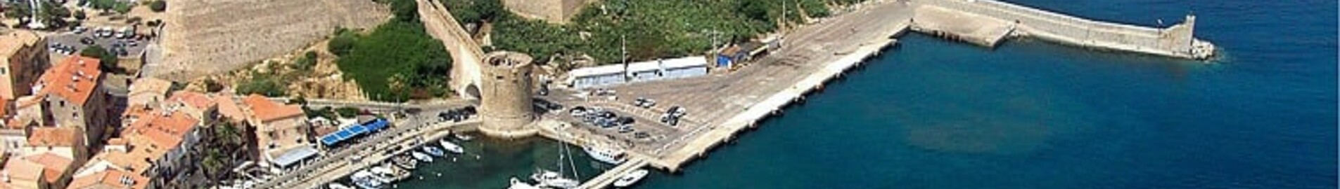 Voyage de Paris à Calvi : vue aérienne de ville côtière