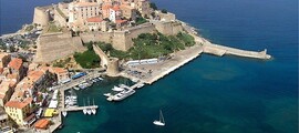 Voyage de Paris à Calvi : vue aérienne de ville côtière