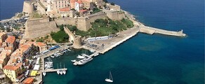 Voyage de Paris à Calvi : vue aérienne de ville côtière