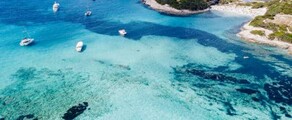 Eau turquoise avec des bateaux, plage en Corse