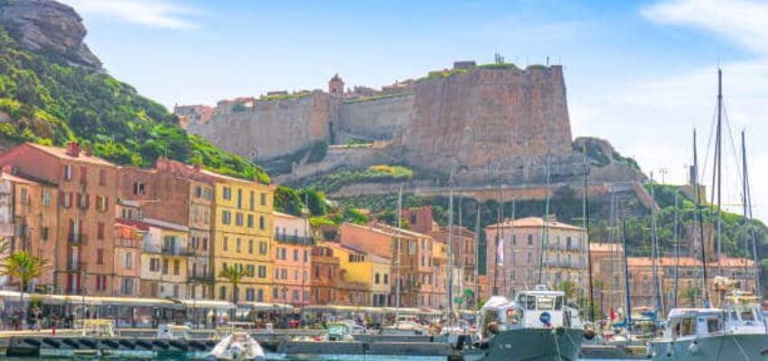 maisons colorées en bord d'eau et bateau, Bonifacio, Corse