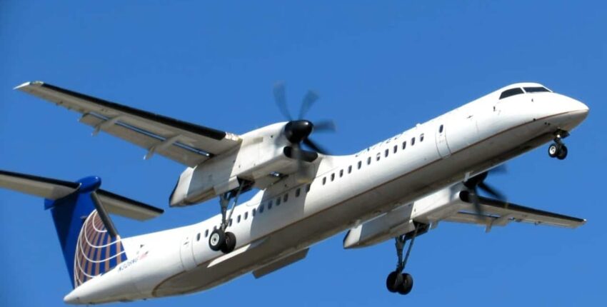 location jet privé : Un DASH 8-100 en plein vol.