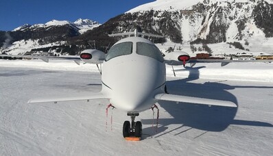 location jet privé, jet privé déneigé devant montagnes