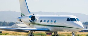 Location jet privé : Gulfstream G300 sur piste, montagnes.