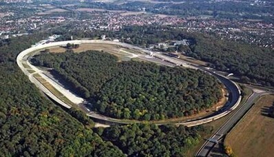 Circuit de Montlhéry entouré de forêt et d'habitations.