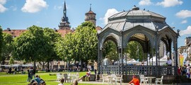 Personnes étendues dans un parc parisien ou stuttgartois.