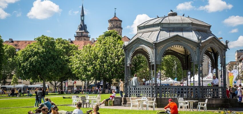 Personnes étendues dans un parc parisien ou stuttgartois.