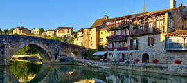 Auch, village pittoresque reflété dans la rivière paisible.