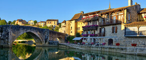 Auch, village pittoresque reflété dans la rivière paisible.