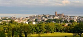 Rodez Aveyron vue panoramique sous un ciel partiellement nuageux.