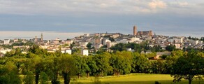 Rodez Aveyron vue panoramique sous un ciel partiellement nuageux.