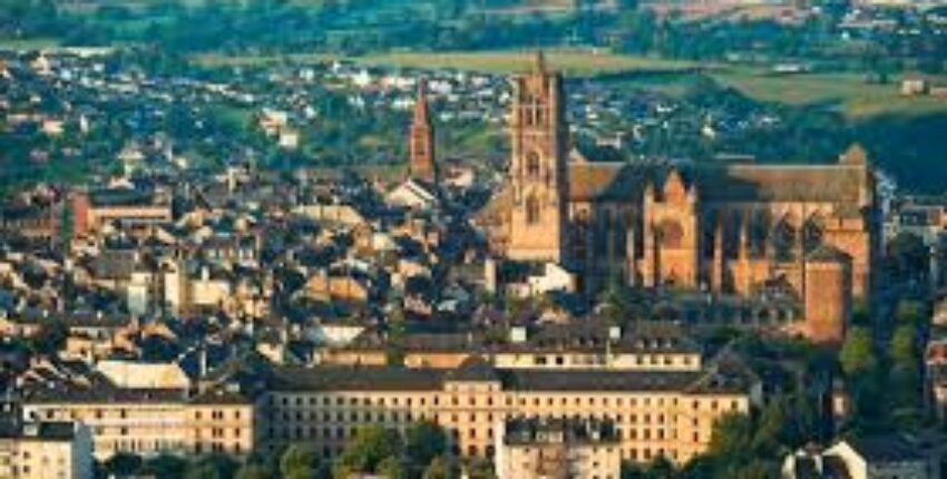 Cathédrale de Rodez Aveyron charme verdure historique