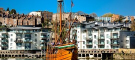 Navire historique Bristol - Journée ensoleillée, ciel bleu clair.