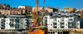 Navire historique Bristol - Journée ensoleillée, ciel bleu clair.