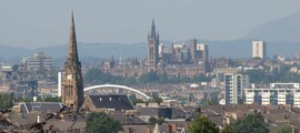 Paysage urbain de Glasgow avec bâtiments historiques et modernes.