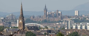 Paysage urbain de Glasgow avec bâtiments historiques et modernes.