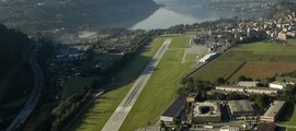 location de jet privé, Vue aérienne de l'aéroport près du lac