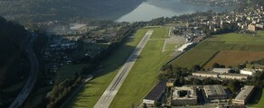 location de jet privé, Vue aérienne de l'aéroport près du lac