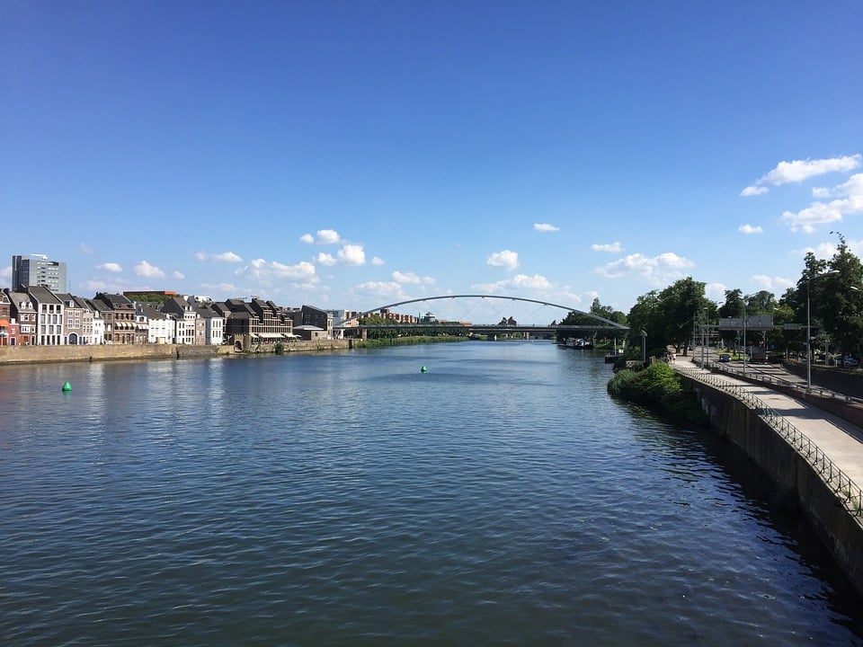 Maastricht Aix La Chapelle - scène de rivière moderne.