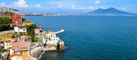 Naples luxe, couleurs vives, mer bleue et montagnes.