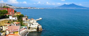 Naples luxe, couleurs vives, mer bleue et montagnes.