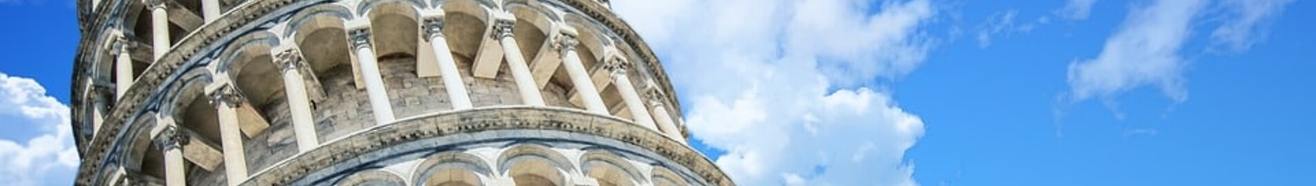 Pise : tour, ciel bleu, nuages.