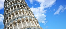 Pise : tour, ciel bleu, nuages.