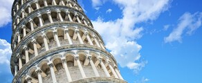 Pise : tour, ciel bleu, nuages.