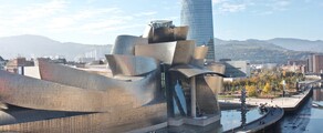 Location de jet privé devant le musée Guggenheim Bilbao
