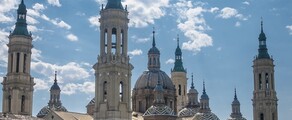 Saragosse : Basilique majestueuse sous un ciel partiellement nuageux.