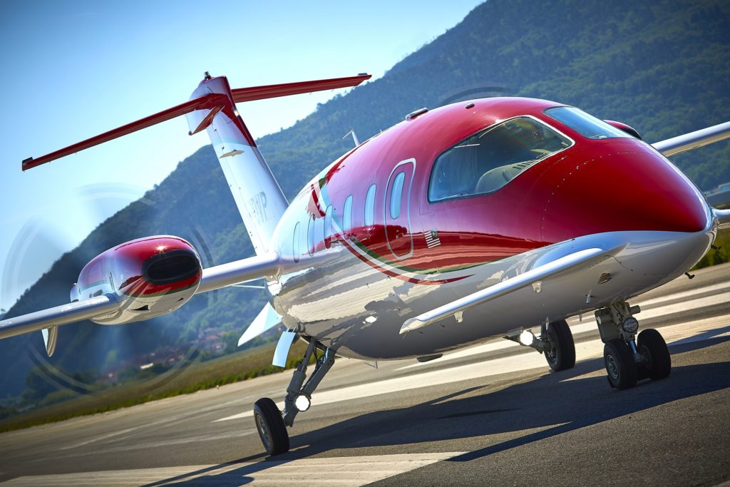 Piaggio Aerospace avanti evo P180 mit Bergen im Hintergrund