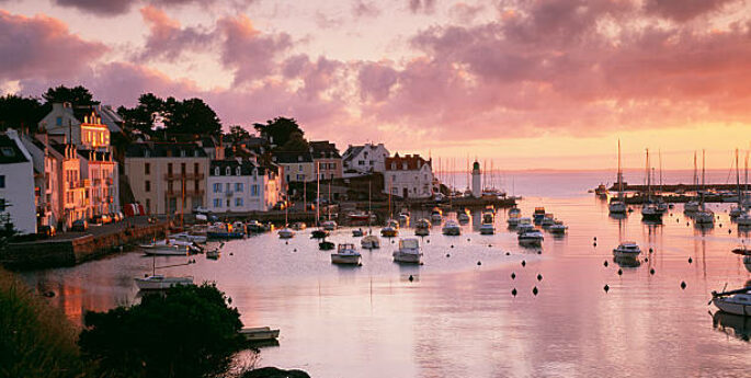 côte de belle-île -en-mer en Bretagne avec un couché de soleil rosé