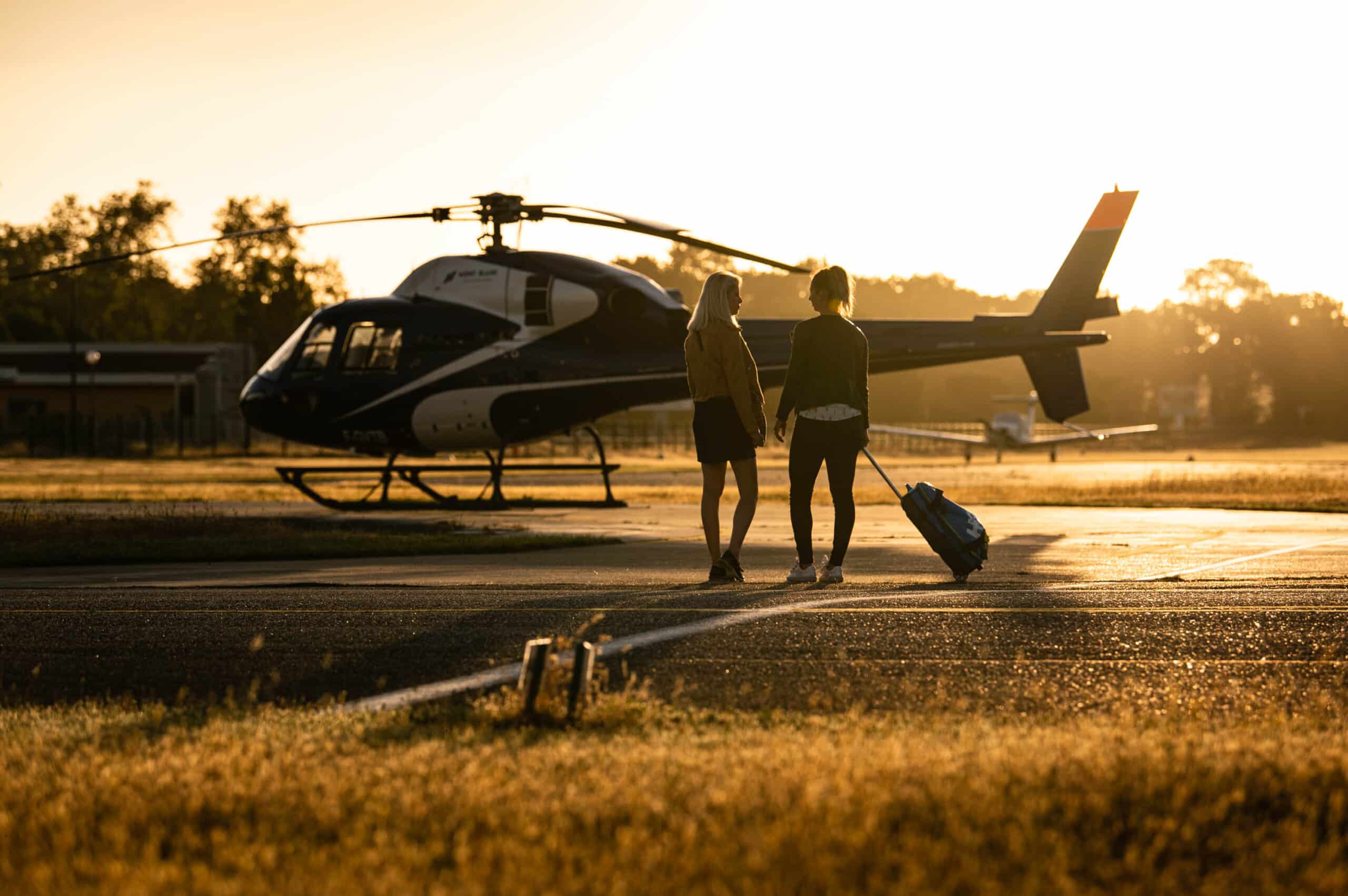 Hélicoptère au coucher de soleil
