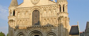 Poitiers : façade d'église romane avec tours jumelles.