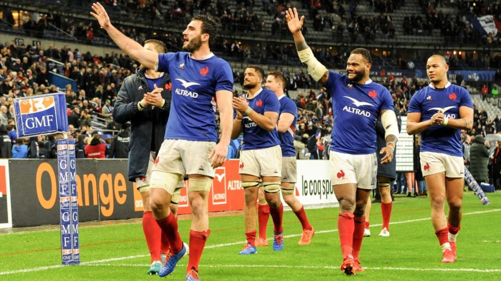 l'équipe de France de Rugby salue le public au Tournoi Des Six Nations