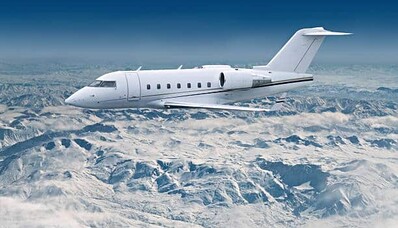jet privé en vol dans les montagnes