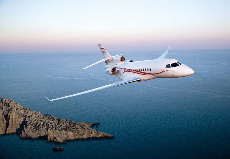 Le jet privé Dassault Falcon 7x qui vole au-dessus de la mer