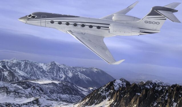 Le Gulfstream G500 vole au-dessus des montagnes enneigées