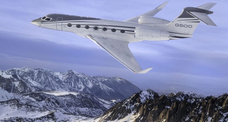 Le Gulfstream G500 vole au-dessus des montagnes enneigées
