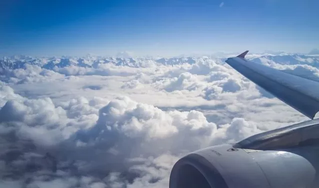 aile avion dans les nuages