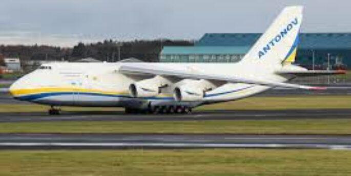 avion cargo Antonov An-124 piste