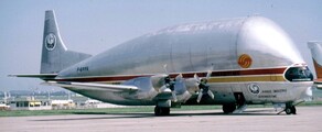 Avion cargo Super Guppy en train de décoller