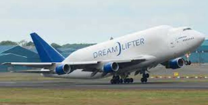 Boeing 747-400 Dreamlifter décollage