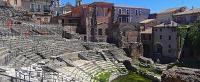 Amphithéâtre romain à Catane sous ciel bleu.