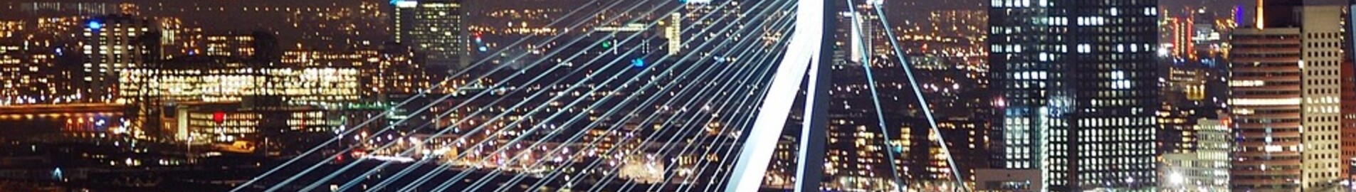 Vue nocturne du pont Érasme illuminé à Rotterdam.