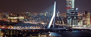Vue nocturne du pont Érasme illuminé à Rotterdam.