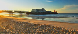 Jetée de Bournemouth au coucher du soleil avec fond d'océan calme.